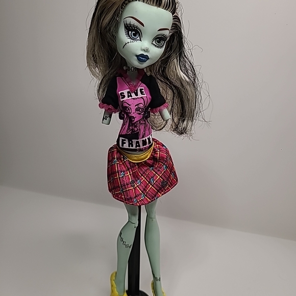 monster high Other - Monster High Frankie Stein Scaris City of Frights Doll - wrong cloths